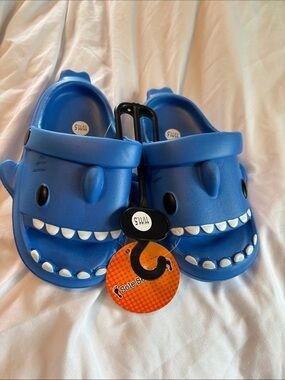 Sole Selection Kids 11/11.5 Blue Shark croc like  sandal shoes -NWT